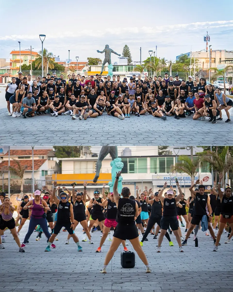 Alrededor de ciento veinte corredores del club, casi todos con la playera negra, posan en dos filas frente al monumento del malecón de Veracruz, con las palmeras y la ciudad detrás.
