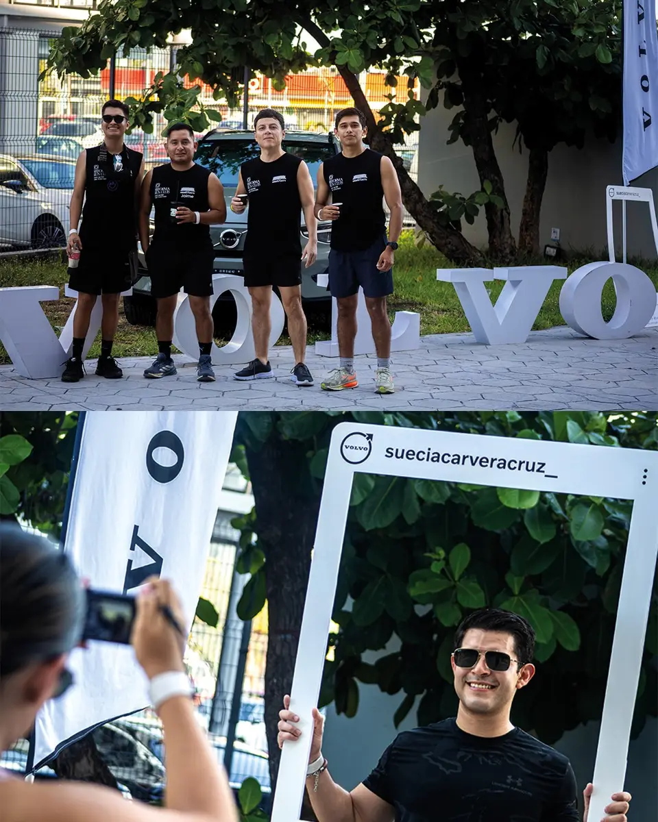 Dos momentos junto al stand de Suecia Car: el grupo posando frente al letrero de Volvo y un corredor sosteniendo un marco con el nombre del patrocinador.